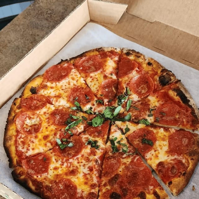 O Medium Pioneer Pizza.