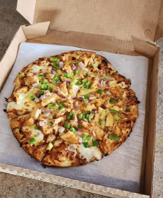 O Medium BBQ Chicken Pizza.